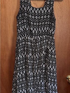 Forever 21 Black and White Geometric Maxi Dress